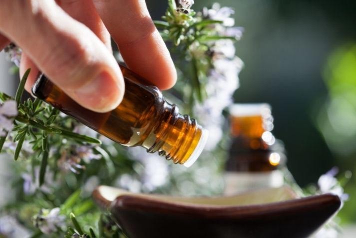 Huiles Essentielles Pures et Naturelles : Bienfaits, Utilisations et Conseils Santé
