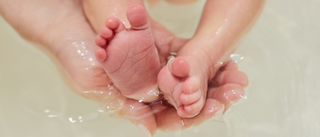 Hygiène du bébé dès ses premiers jours : conseils pour une peau douce, saine et protégée